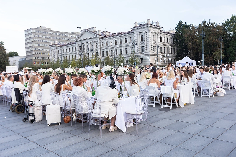 Baltoji vakarienė Vilniuje / Roberto Riabovo / BNS nuotr.