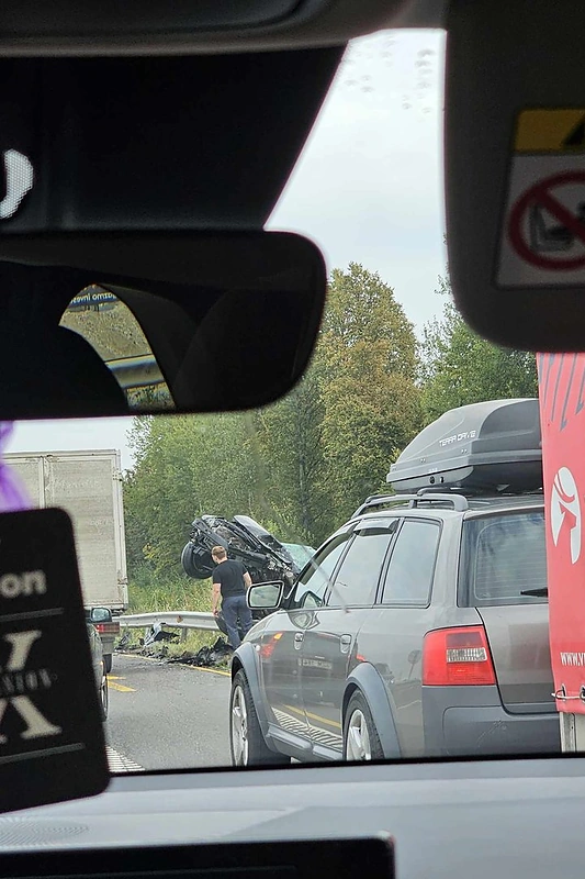 Avarija Kaišiadorių rajone, kurioje buvo sužalotas pareigūnas / Skaitytojos Ingridos nuotr.