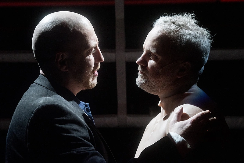 Zakarenko. Laurynas Adomaitis, Antanas Obcarskas, „Boksas”, rež. Antanas Obcarskas, Lietuvos nacionalinis dramos teatras, 2022. Tabačnikas – Giedrius Savickas / Dmitrijaus Matvejevo nuotr.