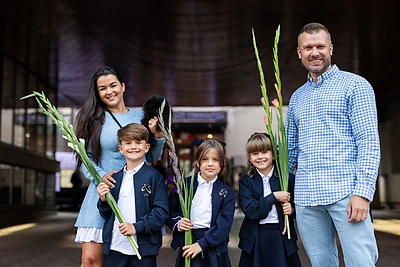 Simona ir Mindaugas Lipniai išleido trynukus į pirmą klasę: „Vienas sprendimas labai pasiteisino“