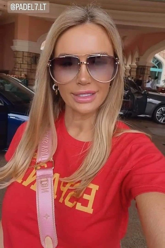 Kristina Meseguer kaltinama puošiantis padirbiniais / Ekrano nuotr.