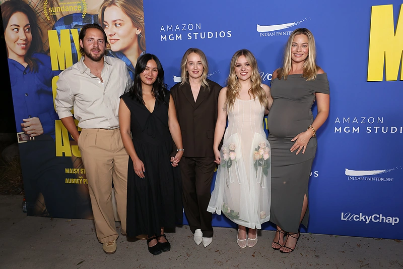 Tom Ackerley ir Margot Robbie su kūrybine komanda / Vida Press nuotr.