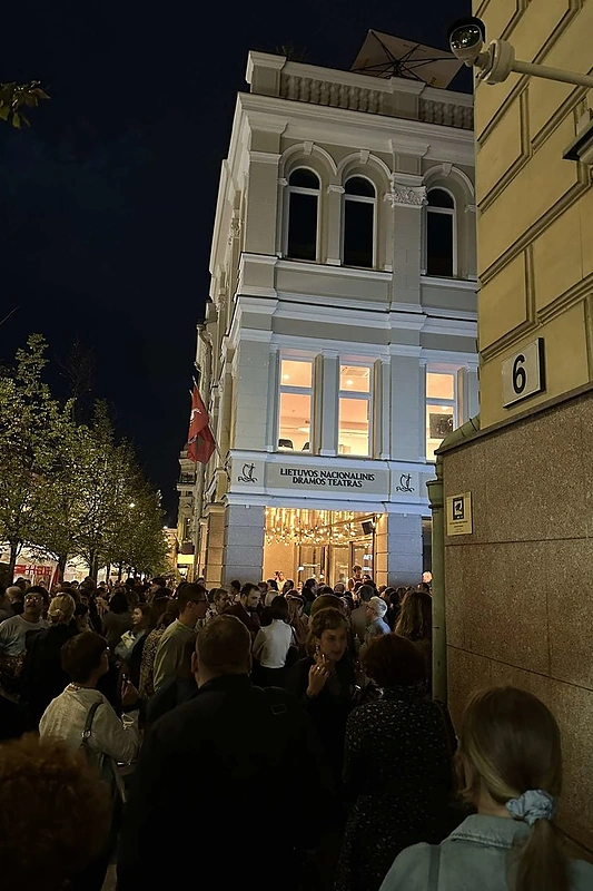 Nacionaliniame dramos teatre „Quanta“ premjeros metu žiūrovams per pertrauką teko evakuotis / Portalo Žmonės.lt nuotr.