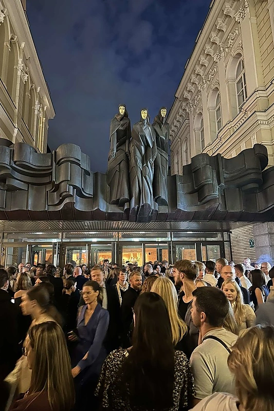 Nacionaliniame dramos teatre „Quanta“ premjeros metu žiūrovams per pertrauką teko evakuotis / Portalo Žmonės.lt nuotr.