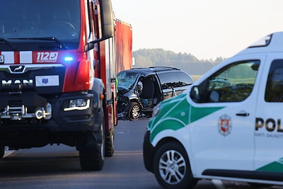 Vilniaus rajone – trijų automobilių avarija: ugniagesiai laisvino žmogų