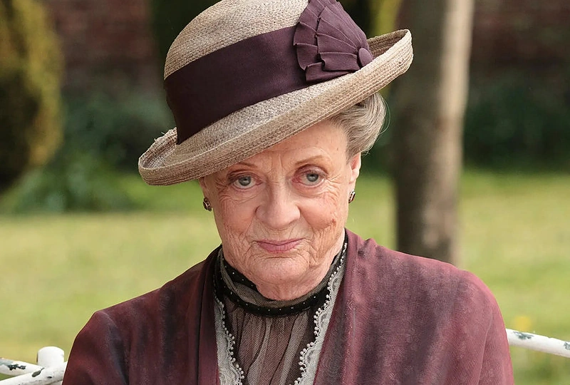 2010-aisiais Maggie Smith jau buvo pelniusi visus svarbiausius teatro, kino bei televizijos apdovanojimus, suvaidinusi penkiuose filmuose apie Harį Poterį, tačiau gatvėje ją vis dar atpažindavo retai. Anot pačios aktorės, pradėjus rodyti serialą „Dauntono abatija“ tokia ramybė dingo visiems laikams / Getty nuotrauka
