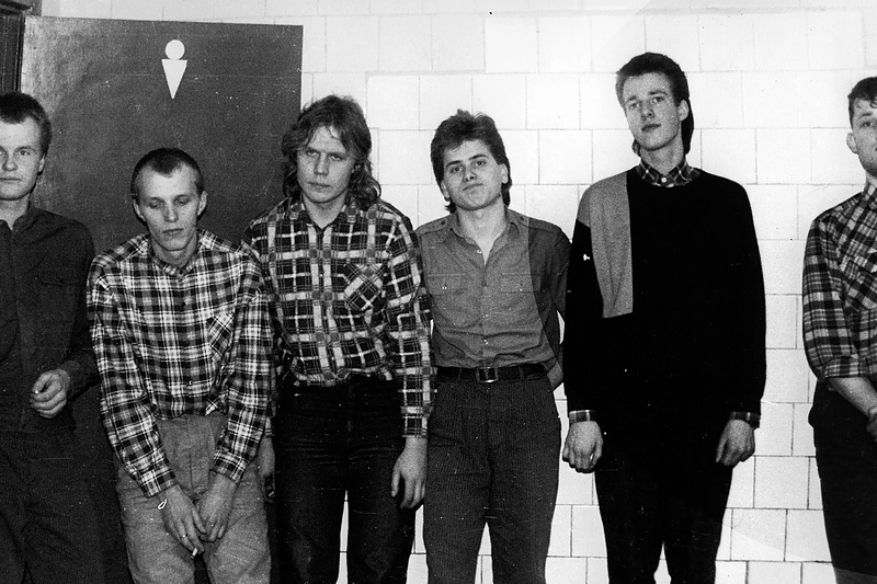 1987-ieji. Tai – pirmoji „Bix“ fotosesija. Ką tik susikūrusiai grupei įsiamžinti prie tualetų atrodė gana originalu. Be to, kaip sako Samas, ir fotografuotis daugiau nebuvo kur. Negi prie meškiukų, kaip kokiems popsistams? / Asmeninio albumo nuotrauka