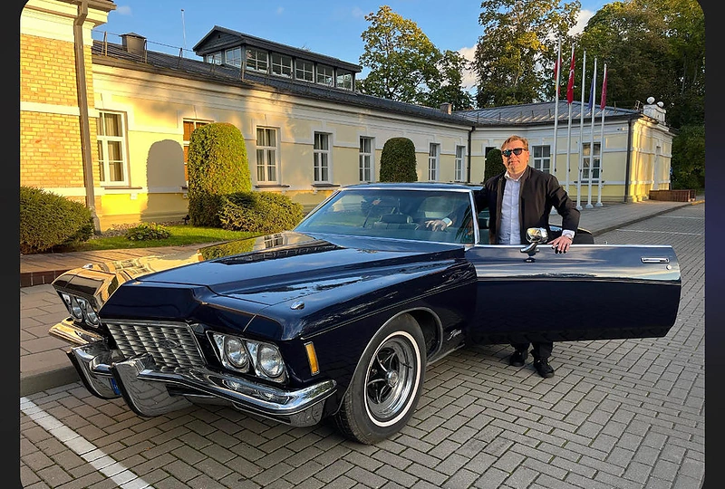 Remigijus Arlauskas vairuoja draugo istorinį auto Buick Riviera, 1972 / Asmeninio arch. nuotr.