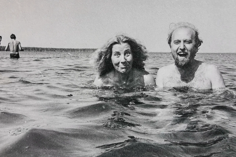 Su Dalia Teišerskyte Metelių ežere dar tuomet, kai meniškos prigimties moteris nesvajojo apie politikės karjerą. „Smagiausi vakarėliai vykdavo, kai Dalia vadovavo Kauno menininkų namams“, – šypteli Gytis / Asmeninio albumo nuotrauka