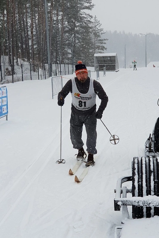Remigijus Arlauskas su retro slidėmiss „world snow day“ renginyje Ignalinoje / Asmeninio arch. nuotr.