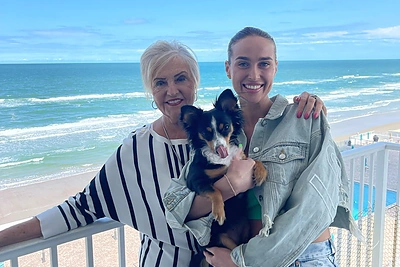 Viktorija Vaičaitė su močiute / Asmeninio albumo nuotr.