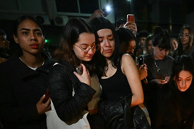 Liamo Payne'o žūties vietoje būrėsi gerbėjai / AFP/„Scanpix“ nuotr.