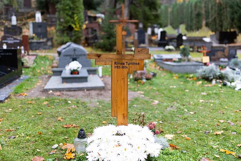 Žinomų žmonių kapai Antakalnio kapinėse Vėlinių išvakarėse / Lukas Balandis / BNS nuotr.