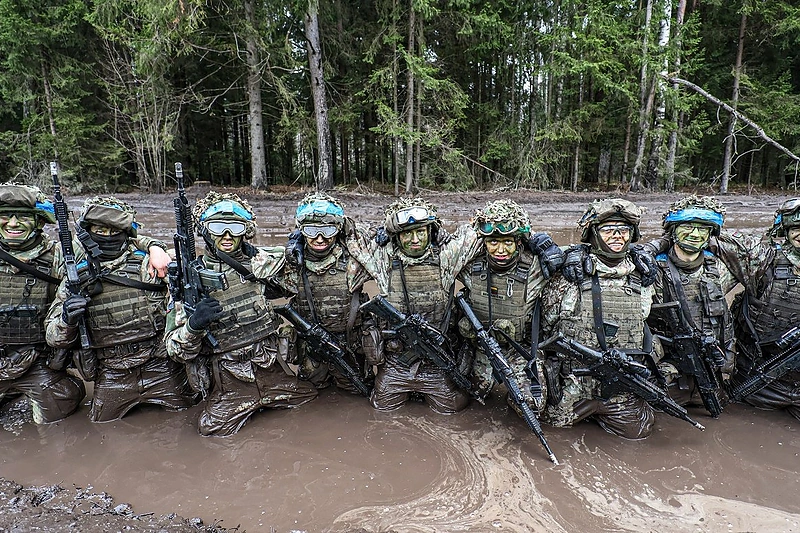 Karinę tarnybą pasirinkę draugai / Asmeninio albumo nuotr.