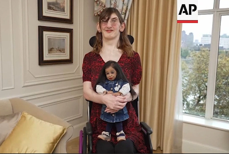 Jyoti Amge ir Rumeysa Gelgi / „Scanpix“/AP nuotr.