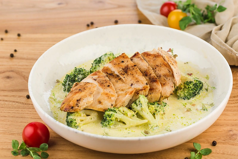 Vištiena su padažu / Shutterstock nuotr.