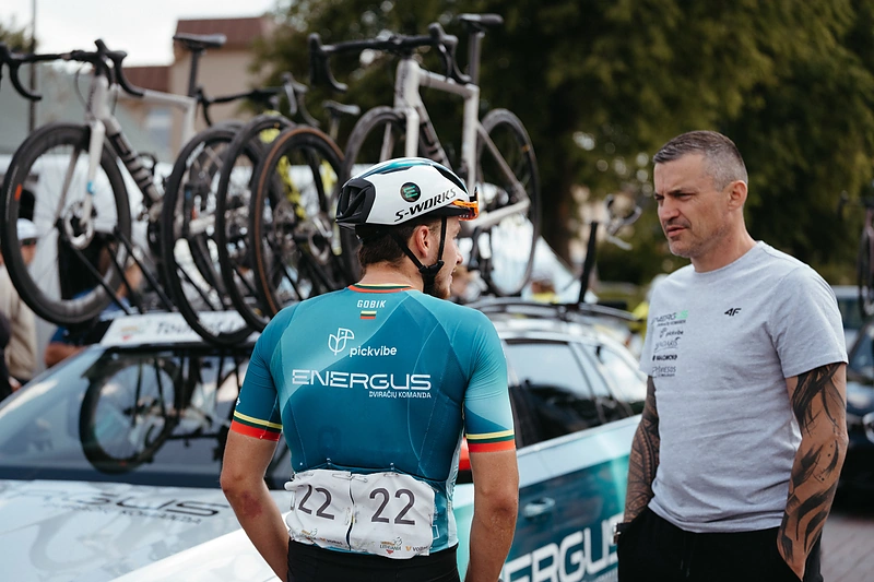Deividas Vileniškis ir dviratininkas Venantas Lašinis / „Energus“ nuotr.