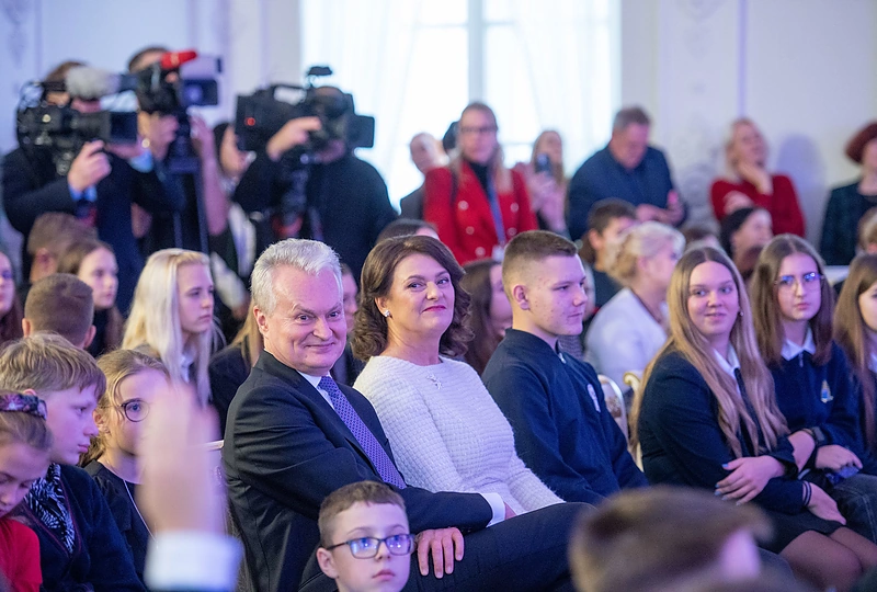 Prezidentas ir pirmoji ponia įžiebė Prezidentūros kalėdinę eglę / Roberto Dačkaus / Prezidento kanceliarijos nuotr.