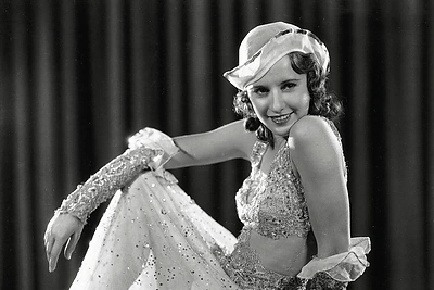 Barbara Stanwyck romantinėje dramoje „Shopworn“ vaidina profesionalią šokėją, tad, aišku, privalo blizgėti, 1932-ieji / Vida Press nuotrauka