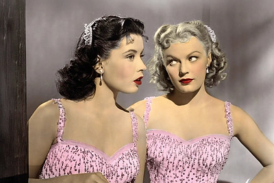 Tai buvo juokingas metas – atrodė labai šaunu, kai draugės, seserys ar mama su dukra vienodai vilki; Gloria DeHaven ir June Haver, 1950-ieji / Vida Press nuotrauka