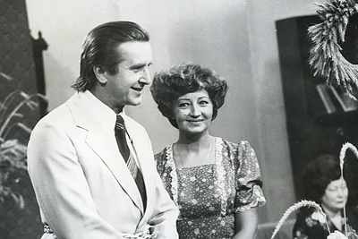 Dainingas, iškalbingas atlikėjas dažnai pasirodydavo televizijos laidose bei koncertuose. Nuotraukoje – laidoje „Šeimininkės rytmetys“ su diktore Gražina Bigelyte, 1979-ieji / Asmeninio albumo nuotrauka