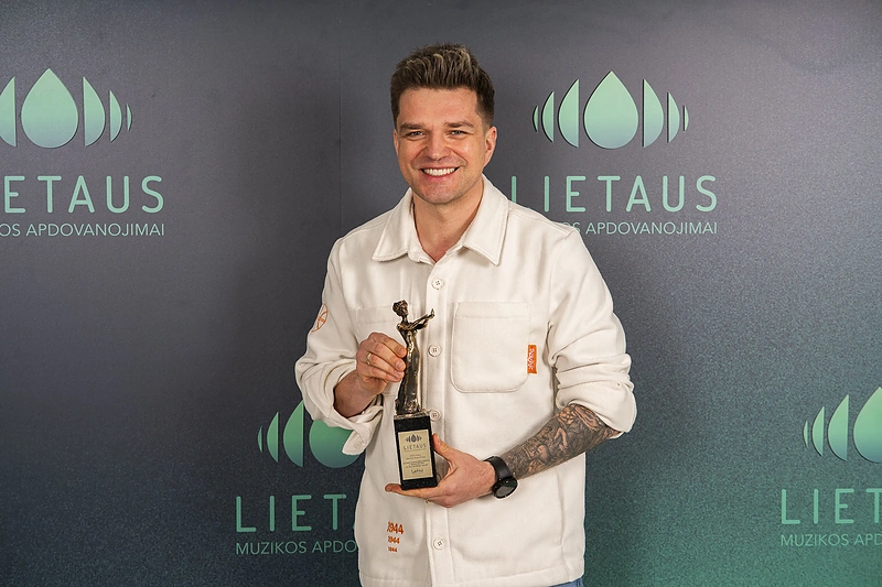 Atlikėjai su „Lietaus muzikos apdovanojimų“ statulėlėmis / Radijo stoties „Lietus“ nuotr.