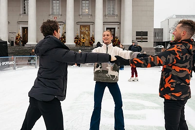 Indrė Kavaliauskaitė išbandė Rotušės aikštės ledą su Aidu Rekliu ir Jasonu Brownu / Martyno Stankaičio nuotr.