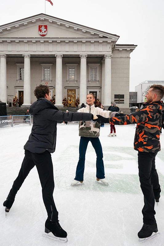 Indrė Kavaliauskaitė išbandė Rotušės aikštės ledą su Aidu Rekliu ir Jasonu Brownu / Martyno Stankaičio nuotr.