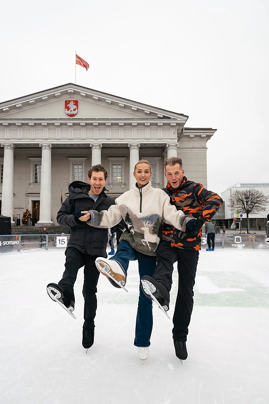 Indrė Kavaliauskaitė išbandė Rotušės aikštės ledą su Aidu Rekliu ir Jasonu Brownu / Martyno Stankaičio nuotr.