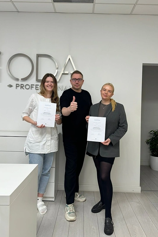 Kosmetologas Robertas pripratęs, kad jo kolegės – dažniausiai moterys / „ODA LT" nuotr.