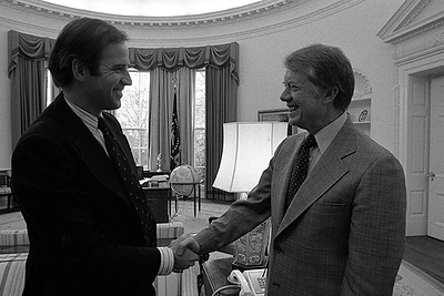 J.Carteris ir tuometinis JAV senatorius Joe Bidenas / „Wikipedia“