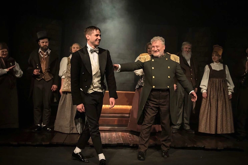 Arnas Ašmonas ir Sigitas Jakubauskas spektaklyje „Revizorius“ / Asmeninio albumo nuotr.