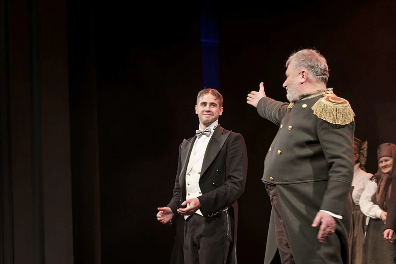 Arnas Ašmonas ir Sigitas Jakubauskas spektaklyje „Revizorius“ / Asmeninio albumo nuotr.