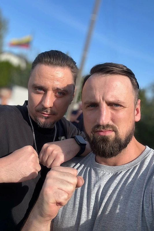 Tomas Rinkūnas ir Justinas Barkus seriale „Rimti reikalai“ / LNK nuotr.