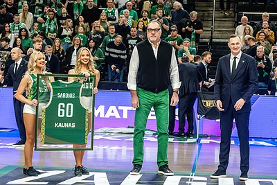 Aidint ovacijoms „Žalgirio“ arenoje pagerbtas Arvydas Sabonis: gavo ypatingą dovaną
