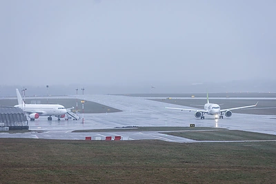 Vilniaus oro uostas atnaujino darbą, tačiau skrydžiai buvo sustabdyti ir naktį
