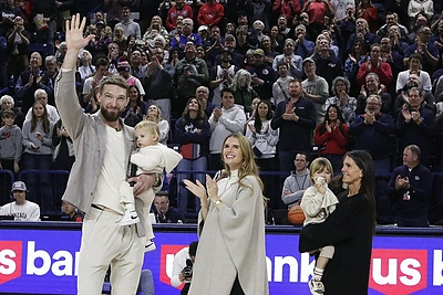 Domantui Saboniui – ypatingas įvertinimas: lietuvio marškinėliai iškelti į arenos palubes