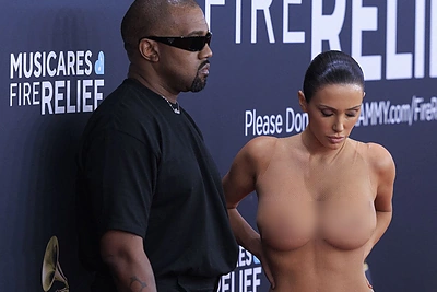 Kanye Westas su žmona Bianca Censori ant „Grammy“ raudonojo kilimo / Vida Press nuotr.