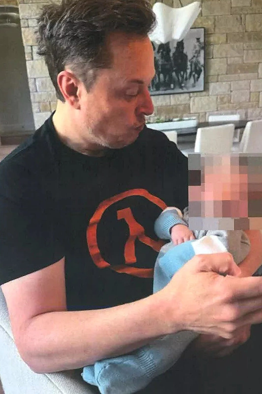 Elonas Muskas su tariamu savo vaiku / Niujorko teismų nuotr.