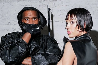 Kanye Westas vėl šokiruoja – paviešino nuogos Biancos Censori nuotrauką