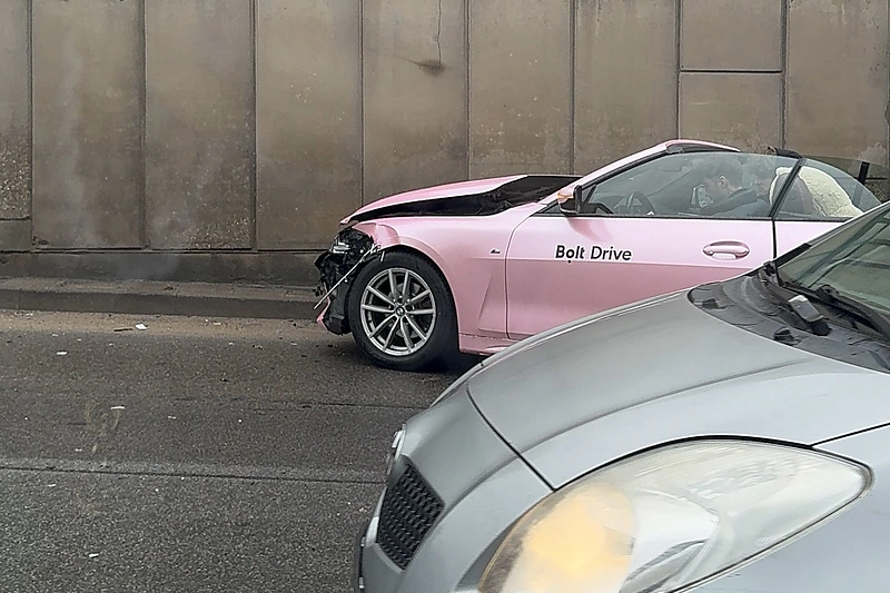 „Bolt Drive“ BMW kabrioletas po avarijos / 15min nuotr.