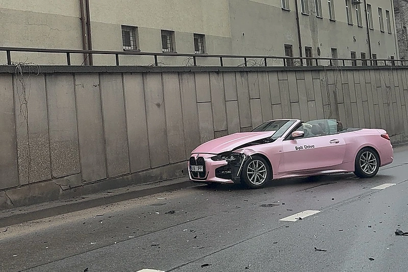 „Bolt Drive“ BMW kabrioletas po avarijos / 15min nuotr.