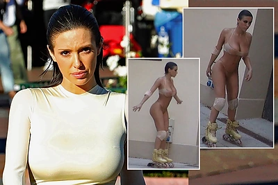 Bianca Censori ir vėl šokiruoja – riedučiais Italijos gatvėse važinėjosi kone visiškai nuoga