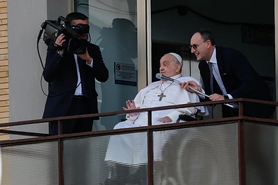 Popiežius Pranciškus išrašytas iš ligoninės: po ligos pirmą kartą pasirodė žmonėms