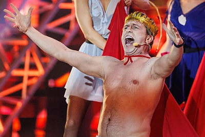 M.Sinkevičių parodijavęs M.Jampolskis – lyg „nuogas“ Cezaris: apnuogino treniruotus raumenis