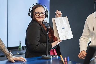 M-1 radijo vedėjams – tatuiruotės eterio metu / Jurgio Sakalausko nuotr.