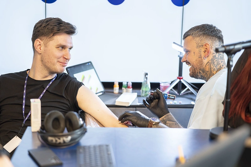 M-1 radijo vedėjams – tatuiruotės eterio metu / Jurgio Sakalausko nuotr.