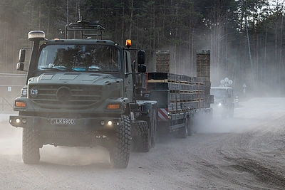Technika vykstanti į nelaimės Pabradės poligone vietą / Pauliaus Peleckio / BNS nuotr.