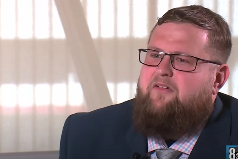 Loganas Giffordas / Stop kadras