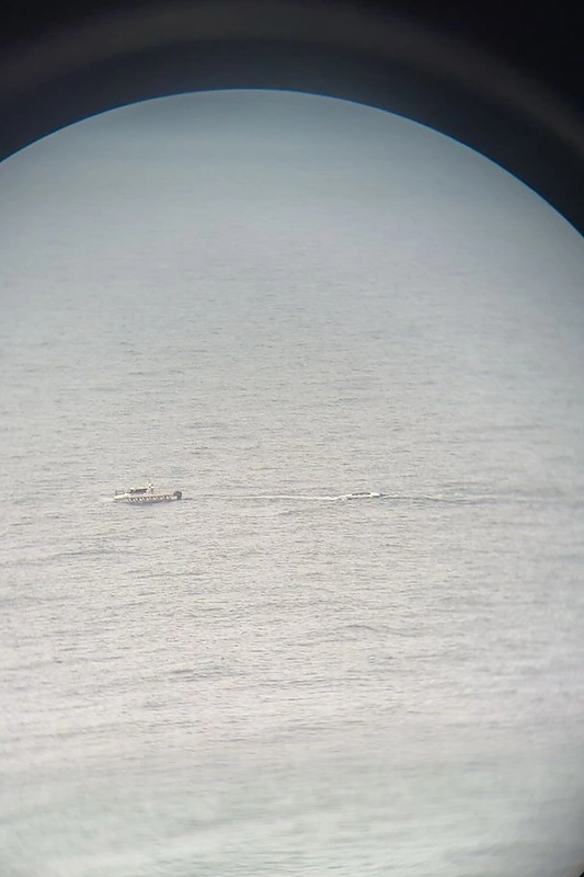 Pakrančių kateris buksiruoja KURŠĮ į krantą / A.Mockaus feisbuko paskyros nuotr.